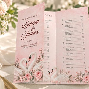 Plantilla de programa tríptico para bodas Swan, plano de asientos alfabético, estampado floral rosa rubor, editable en Canva.