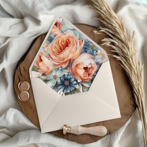 ダスティブルーとピーチの花柄封筒ライナー、印刷可能な結婚式用封筒インサート、エレガントな夏のテンプレート