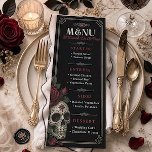 Könnte beinhalten: Eine schwarze Menükarte mit dem Text "M&NU Til Death Do Us Part" und einem dekorativen Totenkopf mit Rosen. Die Speisekarte listet Vorspeisen, Hauptgerichte, Beilagen und Desserts auf. Goldenes Besteck und ein Weinglas sind ebenfalls zu sehen.