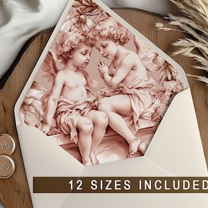 Könnte beinhalten: Ein cremefarbener Umschlag mit einer sepiafarbenen Illustration von zwei geflügelten Engeln und floralen Elementen. Der Text "12 GRÖSSEN ENTHALTEN" wird auf einem braunen Banner unten angezeigt.
