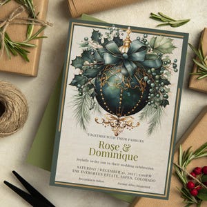 Könnte beinhalten: Eine Hochzeitseinladung mit einem Design einer tealfarbenen Christbaumkugel, einer Schleife, Stechpalme und Beeren. Die Einladung enthält die Namen "Rose & Dominique", Hochzeitsdetails und den Text "Formelle Kleidung erwünscht".