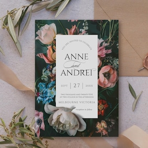 Stimmungsvolle Hochzeitseinladung - Romantische Blumenvorlage mit blushigen Pfingstrosen - Weißes druckbares Hochzeitskartendesign
