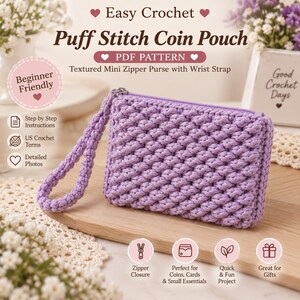 Può includere: Un portamonete all'uncinetto color viola chiaro con un motivo a punto puff testurizzato e un cinturino da polso abbinato. Il portamonete ha una chiusura a zip. Il testo sull'immagine include Easy Crochet, Puff Stitch Coin Pouch e PDF PATTERN.