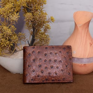 Cartera rústica de piel de avestruz para hombre / Billetera plegable fina hecha a mano con ventana para DNI y ranuras para tarjetas / Idea de regalo de piel auténtica marrón