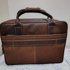 Sacoche pour ordinateur portable en cuir véritable pour homme | Porte-documents de bureau marron de 15,6 po. | Cartable à bandoulière fait main | Cadeau pour lui | Créations invaincues