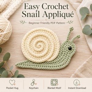 Puede incluir: Una aplicación de caracol de ganchillo con una concha en espiral color crema y un cuerpo verde salvia con dos antenas y un ojo negro. El texto dice Easy Crochet Snail Applique, Beginner Friendly PDF Pattern, Pocket Hug, Keychain, Blanket Motif, Instant Download.