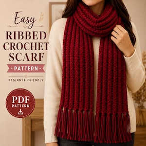 Pode incluir: Um cachecol de crochê canelado vermelho escuro com longas franjas nas pontas. A imagem inclui o texto Easy RIBBED CROCHET SCARF PATTERN BEGINNER FRIENDLY e um ícone circular com o texto PDF PATTERN e um símbolo de seta de download.