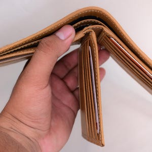 Carteira de couro legítimo com duas dobras – Carteira de couro bovino com pelos | Carteira masculina de couro bovino feita à mão com compartimentos para cartões e janela para identificação