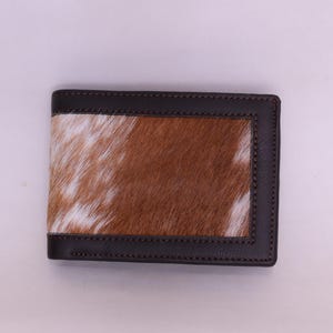 Cartera de piel de vacuno auténtica – Tarjetero plegable hecho a mano con pelo color crema para hombre – Cartera fina rústica minimalista de regalo