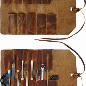 Può includere: Un rotolo per attrezzi in pelle marrone con più tasche per contenere gli attrezzi. Il rotolo è srotolato e mostra una varietà di attrezzi, tra cui una lima, un cacciavite e una chiave.