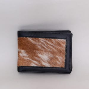 Carteira dobrável em couro legítimo, preta – Couro com pelo | Carteira masculina feita à mão em couro bovino com compartimentos para cartões e janela para identificação