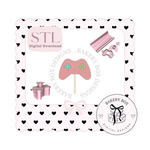 Puede incluir: Cortadores de galletas de descarga digital rosa con temática de videojuegos. Incluye un mando, una pieza curva y otras formas. La imagen tiene un borde festoneado rosa con corazones negros y el texto "STL Digital Download" y "Bakery Box Designs".