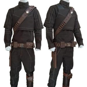 Op de afbeelding: Een donkerbruine tactische kostuumset bestaande uit een top met lange mouwen en een hoge kraag met witte contraststiksels, een bijpassende broek, een bruine utility-riem met zakjes, een schouderband met munitielussen en een holster.