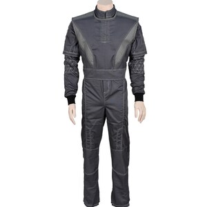 K&ouml;nnte beinhalten: Ein grauer Overall mit wei&szlig;en N&auml;hten und einem hohen Kragen. Der Overall hat einen G&uuml;rtel und Taschen an den Beinen.