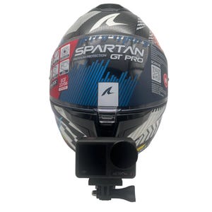Pode incluir: Um capacete de motocicleta Shark Spartan GT Pro com um design gráfico em preto, branco, azul e vermelho e uma viseira transparente. Uma câmera DJI Action 4 preta está montada na queixeira do capacete, centralizada sob a viseira.