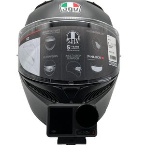 Op de afbeelding: Zwarte AGV K3 motorhelm met een helder vizier. Een DJI Action 4 camera is aan de voorkant bevestigd. Kenmerken zijn Ultra Vision, Multi-Step Sunvisor en Pinlock Maxivision.