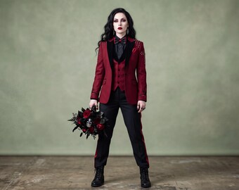 Burgunderroter Gothic-Dreiteiler für Damen, viktorianischer Smoking-Hosenanzug, Blazer mit Nietenbesatz und Kreuzmuster, Alternative Gothic-Hochzeitskleidung
