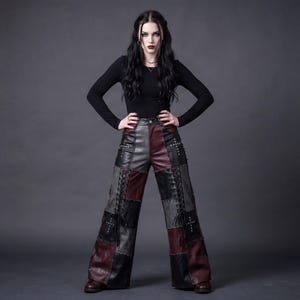 Gothic Leder Patchwork Hose für Frauen, Korsett Schnürhose mit weitem Bein, Distressed Nieten Goth Flare Hose, Handmade Alt Fashion