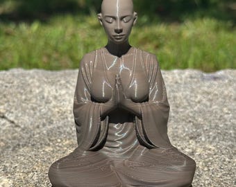 Statua della Donna Manifestante, leggera, stampata in 3D