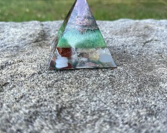 Orgonite-piramide, medium