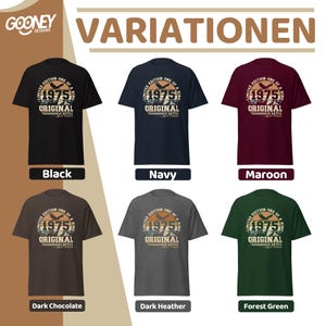 Puede incluir: Seis camisetas en negro, azul marino, granate, chocolate oscuro, gris oscuro y verde bosque. Cada camiseta presenta un gr&aacute;fico con el texto "1975 ORIGINAL" y un dise&ntilde;o de monta&ntilde;a. La palabra "VARIATIONEN" est&aacute; en la parte superior.