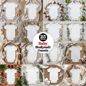 Peut inclure: Présentation de 25 maquettes de bodies blancs pour bébés, chacune sur un fond différent avec des accessoires variés, tels que des jouets, des fleurs et des couvertures. Le texte "25 Mocks Baby Bodysuit Onesie" est au centre.