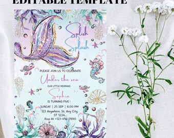 Op de afbeelding: Een uitnodiging met zeemeermint thema met de tekst "EDITABLE TEMPLATE". Het ontwerp bevat een zeemeerminstaart, zeepaardjes en aquatische elementen. De uitnodiging luidt "Under the sea" en bevat feestdetails voor Sophia's vijfde verjaardag.