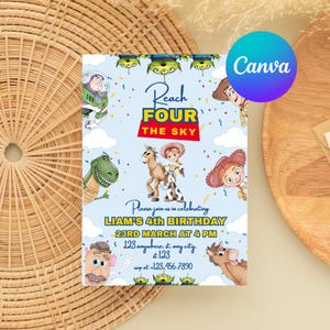 Może przedstawiać: Niebieskie zaproszenie urodzinowe z motywem Toy Story. Projekt zawiera r&oacute;żne postacie z filmu i tekst "Reach FOUR The Sky". Zaproszenie zawiera szczeg&oacute;ły dotyczące 4. urodzin Liama, w tym datę, godzinę i miejsce.