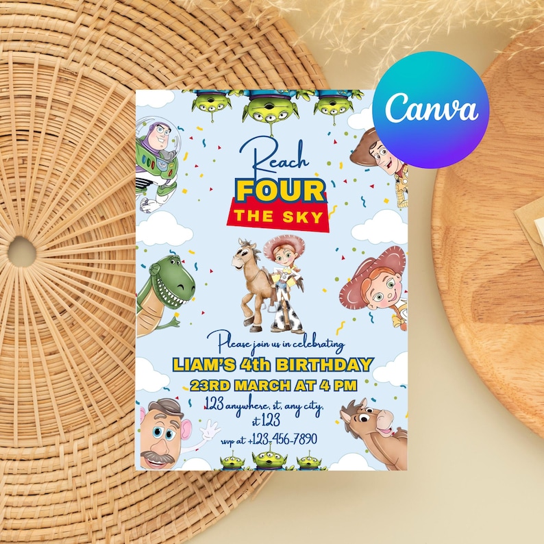 Może przedstawiać: Niebieskie zaproszenie urodzinowe z motywem Toy Story. Projekt zawiera r&oacute;żne postacie z filmu i tekst "Reach FOUR The Sky". Zaproszenie zawiera szczeg&oacute;ły dotyczące 4. urodzin Liama, w tym datę, godzinę i miejsce.