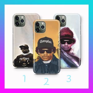 Może przedstawiać: Trzy etui na telefon z portretami mężczyzny w okularach przeciwsłonecznych i czapce. Etui mają różne tła, w tym efekt marmuru, zachód słońca i portret. Słowo "Compton" jest widoczne na jednej z czapek.