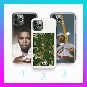 Könnte beinhalten: Drei Handyhüllen mit Bildern von Nas. Die erste Hülle ist schwarz mit einem Porträt von Nas. Die zweite Hülle ist weiß mit einer Collage von Nas-Bildern und dem Namen "Nas". Die dritte Hülle ist transparent mit Nas, der einen Baseballschläger hält.