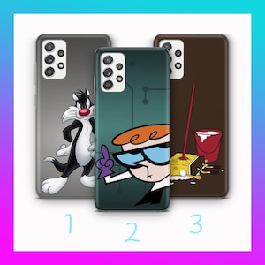 Puede incluir: Tres fundas para teléfono con diseños de personajes de dibujos animados. Una funda presenta a Silvestre el Gato, otra a Dexter de El laboratorio de Dexter, y la tercera a Bob Esponja con una fregona y un cubo. Las fundas están numeradas 1, 2 y 3.