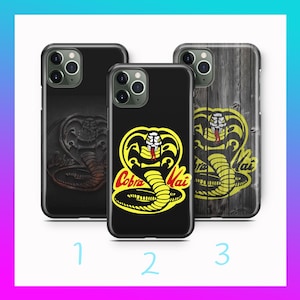 Cobra Kai D8 Mobilskal till Apple iPhone 11 12 13 14 15 16 17 e Air PRO Plus Mini Max Amerikansk USA Dojo Wax On Wax Off Karate Kid Mr Miyagi