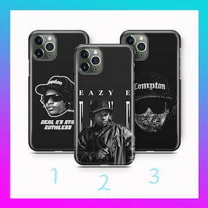 Może przedstawiać: Trzy czarne etui na telefon z różnymi wzorami. Jedno etui przedstawia portret w okularach przeciwsłonecznych i napis "REAL G'S STA RUTHLESS". Drugie etui ma portret i napis "EAZY E". Trzecie etui ma czaszkę i napis "Compton".