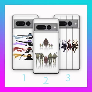 Könnte beinhalten: Drei weiße Handyhüllen mit verschiedenen Designs. Eine Hülle zeigt die Teenage Mutant Ninja Turtles mit farbigen Stirnbändern. Eine andere zeigt Splinter und die Schildkröten. Die dritte Hülle hat Silhouetten der Schildkröten.