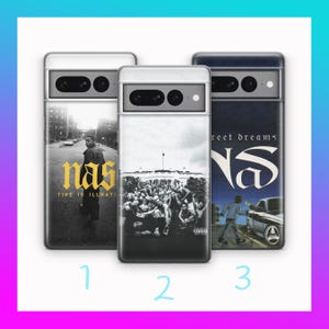 Peut inclure: Trois coques de téléphone avec des designs uniques. La première coque présente une image en niveaux de gris d'une personne avec le texte "nas TIME IS ILLUMATI" en or. La deuxième coque a une image en noir et blanc d'une foule. La troisième coque a un fond bleu avec le texte "street dreams Nas".
