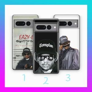 Może przedstawiać: Trzy etui na telefon z wizerunkami Eazy-E. Jedno etui zawiera tekst "EAZY-E STR8 OFF THA-ST OF UTHAPHU" i zdjęcie Eazy-E. Inne etui ma czarno-biały obraz Eazy-E w czapce Compton. Trzecie etui ma rysunek Eazy-E.