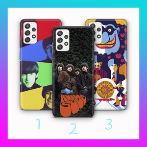 Puede incluir: Tres fundas de teléfono con diseños coloridos. Una funda presenta un collage de caras, otra tiene una foto de una banda con el texto "Rubber Soul", y la tercera tiene una imagen de dibujos animados con el texto "Sgt. Pepper's Lonely Hearts Club Band".