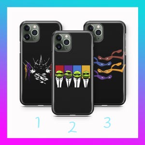 Könnte beinhalten: Drei schwarze Handyhüllen mit verschiedenen Designs. Eine Hülle zeigt eine weiße und violette Grafik, eine andere vier grünköpfige Charaktere in Anzügen und die dritte die farbenfrohen Masken der Teenage Mutant Ninja Turtles.