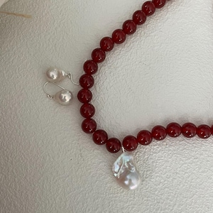 Bold Baroque Pearl Necklace with Red Agate Beads – Unique Statement Jewelry, Natural Pearl Pendant Choker, Elegant Handmade Gift