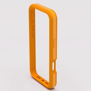 以下が含まれることがあります： 鮮やかなオレンジ色の長方形フレームデザインの携帯電話ケース。ケースにはボタンとポート用の切り欠きがあり、滑らかで光沢のある仕上がりです。ケースは携帯電話を保護するように設計されています。
