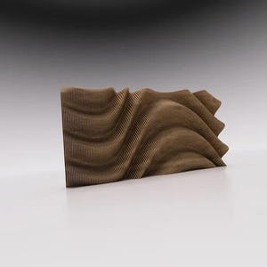Op de afbeelding: Een bruin, golfvormig decoratief wandpaneel. Het paneel is gemaakt van gelaagd, getextureerd materiaal, waardoor een gerimpeld effect ontstaat. Het ontwerp is abstract en modern, met de nadruk op vorm en textuur.