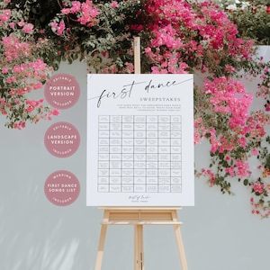 Könnte beinhalten: Ein weißes Schild auf einer hölzernen Staffelei mit den Worten "first dance" und "sweepstakes" in schwarzer Schrift. Das Schild enthält eine Liste von Titeln. Rosa Blumenarrangements sind im Hintergrund.