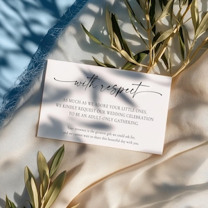 Pode incluir: Um cartão branco com as palavras "with respect" em escrita elegante. O texto do cartão solicita uma celebração de casamento apenas para adultos. Ramos de oliveira e tecido macio proporcionam um fundo natural e elegante.