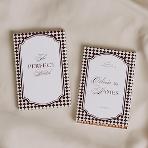 Puede incluir: Dos cajas de cerillas rectangulares con centro blanco, texto en granate oscuro y un borde a cuadros granate y blanco. Una caja dice The PERFECT Match, mientras que la otra dice The Wedding Celebration of Olivia & James 12.06.20XX.