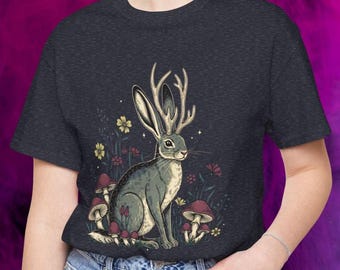 Vintage Jackalope Cryptid T-Shirt | Cottagecore T-Shirt mit Pilzen & Wildblumen, Folklore Tier Shirt, Naturkern Geschenk