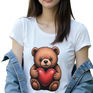 赤いハートを持った可愛いテディベア – バレンタイン クリップアート | PNG Jpg SVG | Tシャツやカード用のラブベア昇華デザイン