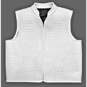 Puede incluir: Un chaleco blanco sin mangas con un patrón texturizado similar al de un cocodrilo. El chaleco tiene un cuello alto, una cremallera completa y un forro interior negro. El diseño es simétrico.