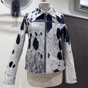 Individuelle Hair-On-Hide Lederjacke aus Rindsleder: Maßgeschneiderter Westernmantel