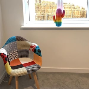 Sillas decorativas tapizadas en tela patchwork multicolor y patas de madera, sillón moderno de mediados de siglo.